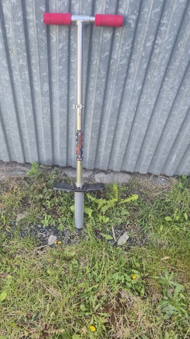 Skoczek pogo hulajnoga