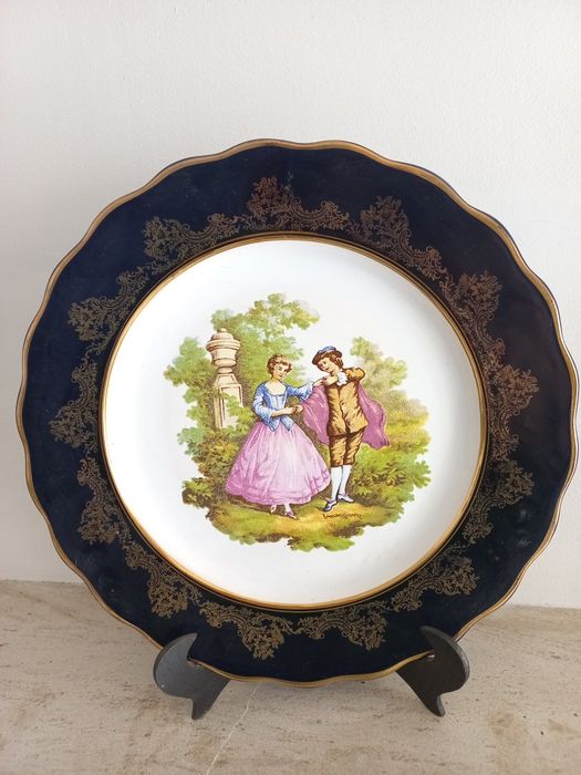 Prato de porcelala ,portuguesa  ,muito bom estado.  Vintage