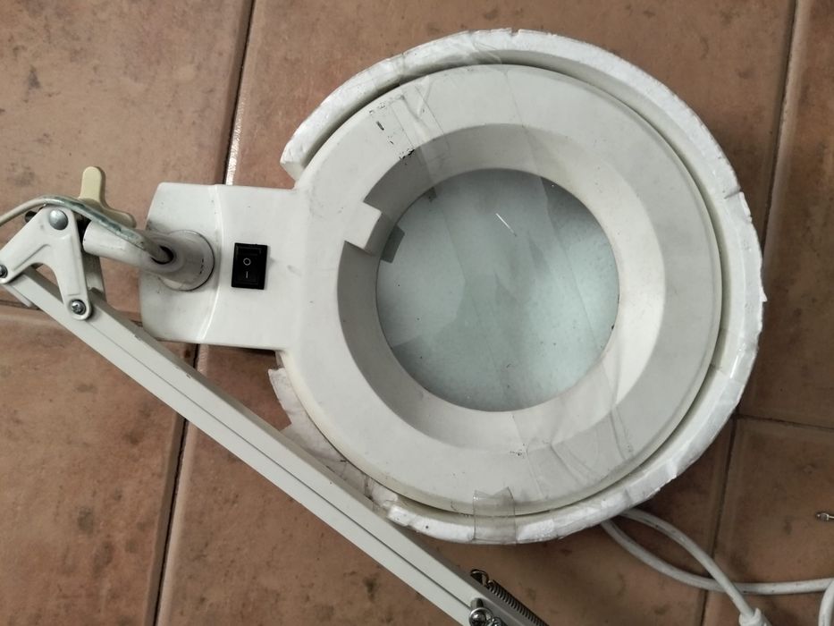 Lupa com suporte de mesa e luz