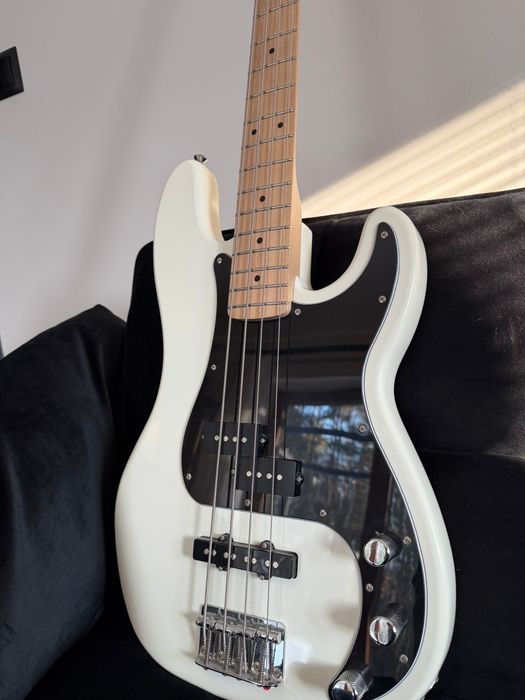 Bass Precision Squaier Fender