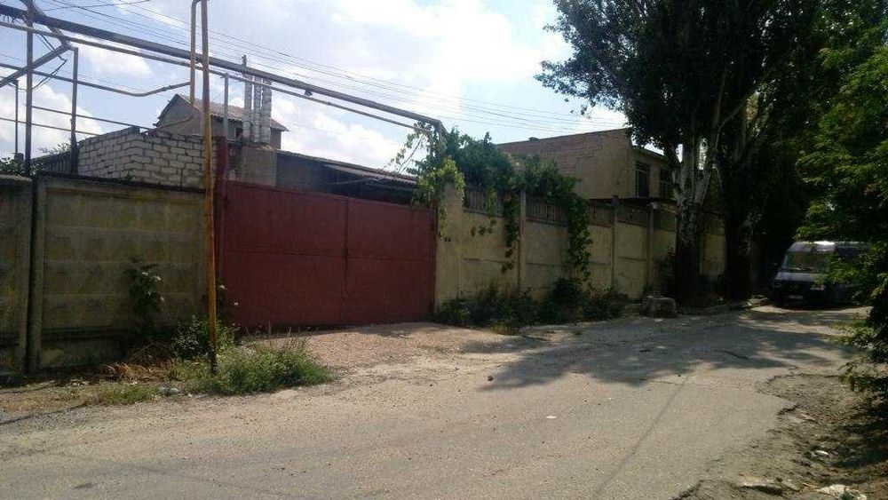 11 соток землі з виробничо-складськими приміщеннями вул.Льва Симиренко