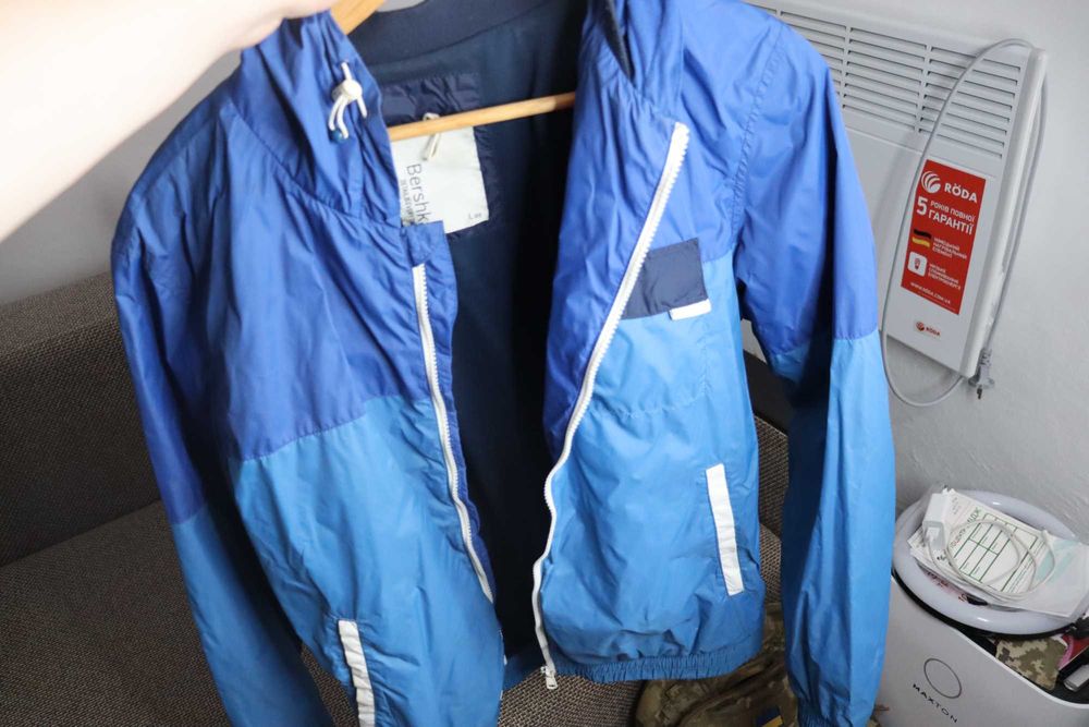 Весняна вітровка Bershka