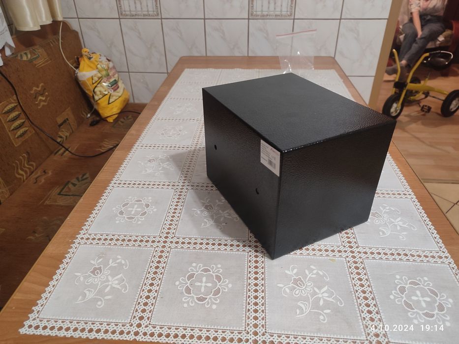 Nowy czarny sejf z kluczykami