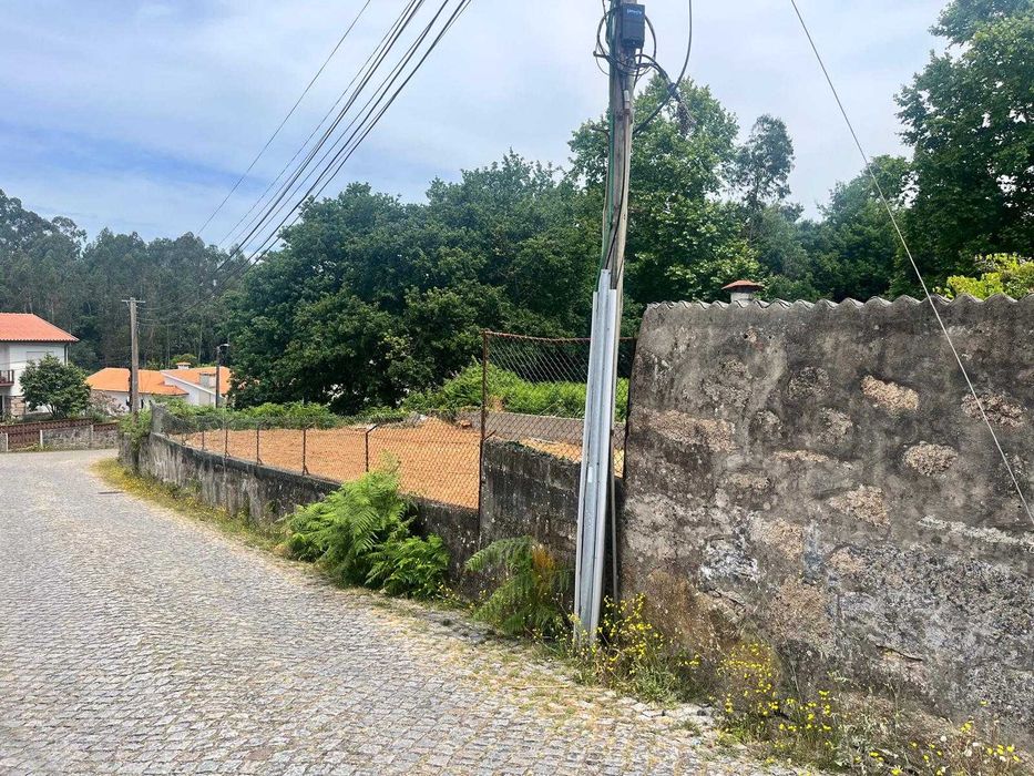 3 moradias em ruina inseridas num terreno de cerca de 500m2 com poço