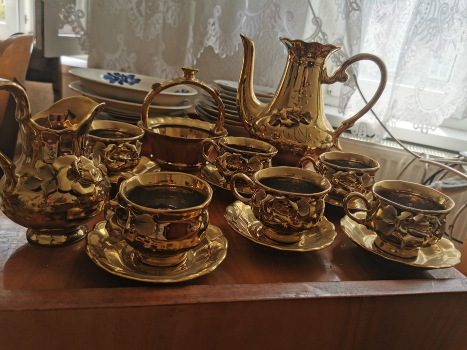 Złoty serwis kawowy z różą