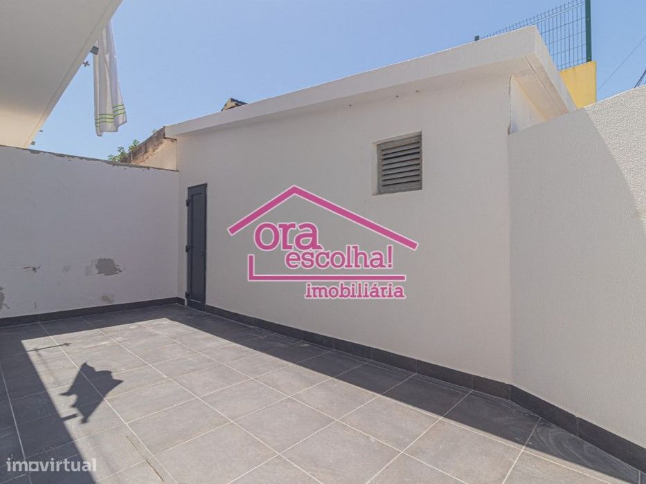 Apartamento T3 Remodelado com Garagem e Quintal em Paio Pires!