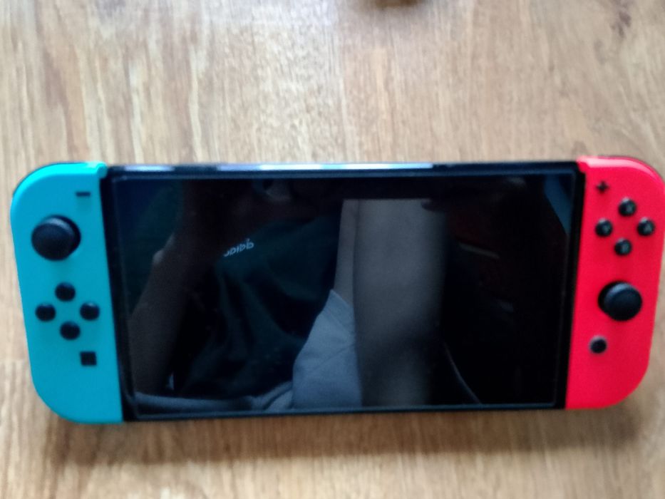 Nintendo switch z akcesoriami i kartą pamięci