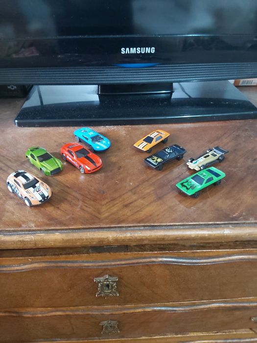 Carrinhos pequeninos de brincar