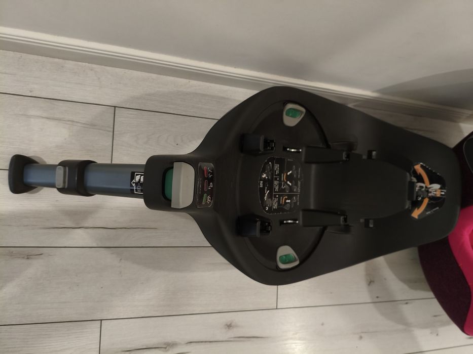 Fotelik samochodowy Cybex sirona z i-size wraz z bazą obrotową.