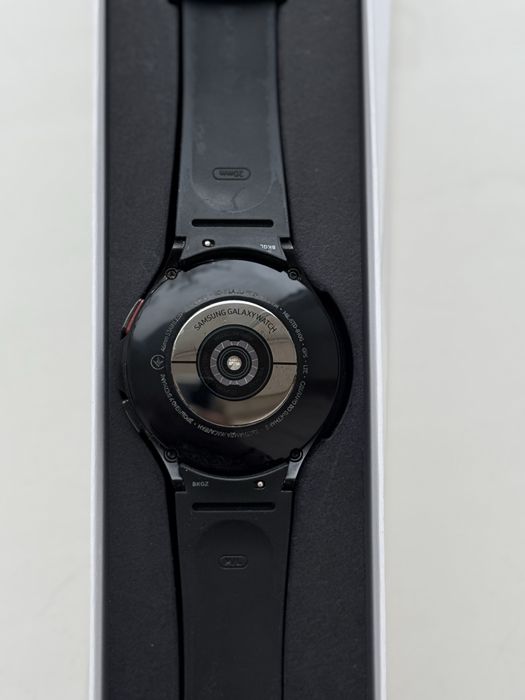 Продам смарт - годинник Samsung Galaxy Watch4 Classic