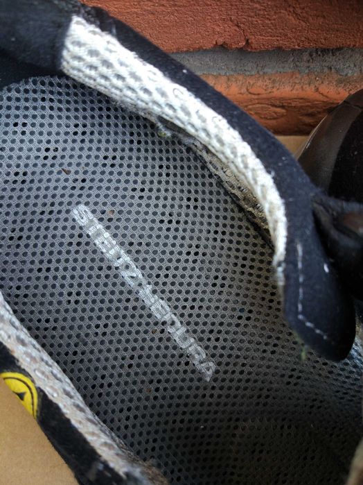 Buty bezpieczne wzmacniane