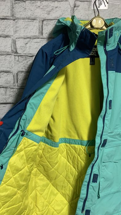 Продам женскую стильную зимнюю куртку