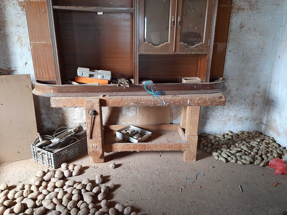 Bancos de Marceneiro com torno de fuso, em madeira. ( Reservado)