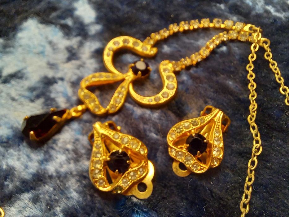 Набор бижутерии в идеальном состоянии дешево