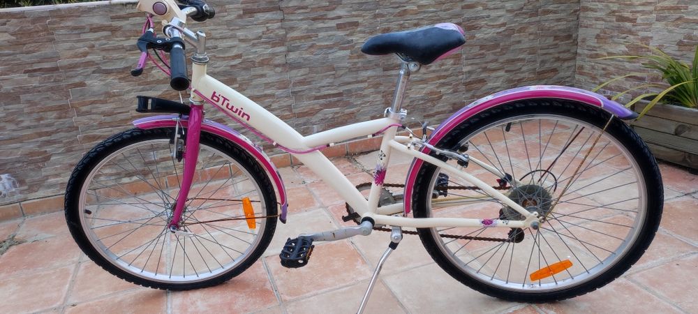 Bicicleta de cidade em creme e rosa