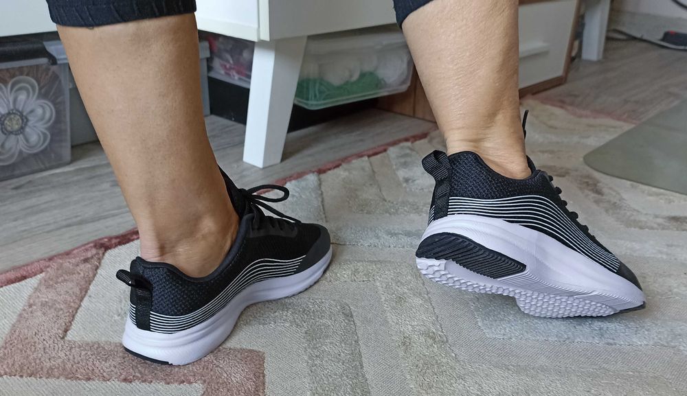 Młodzieżowe damskie Sneakersy r. 36 Memory Foam czarne, nowe lekkie oddychające Work Out.