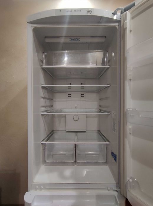 Продам холодильник Indesit BIAA 18 NF (UA) у хорошому робочому стані
