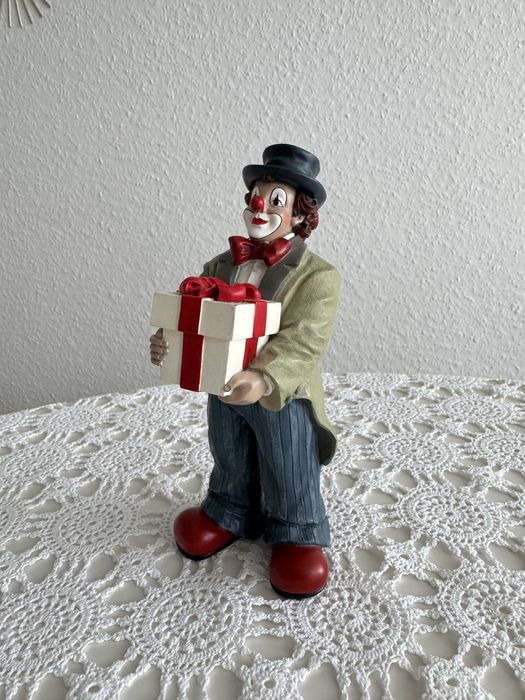 Sygnowana figurka clowna z prezentem