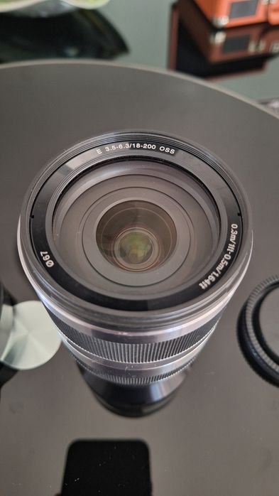 Sony E 18-200mm f/3.5-6.3 OSS