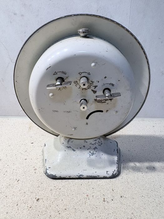 Relógio despertador com efeito caleidoscópico dos anos 60