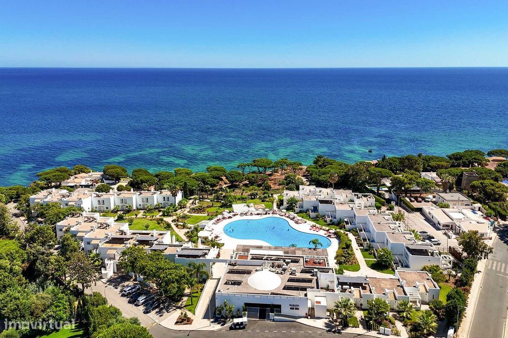 Exceptional Top-Floor T2 Apartment with Ocean View
