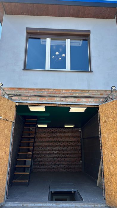 Сучасний приватизований гараж з кімнатою для відпочинку