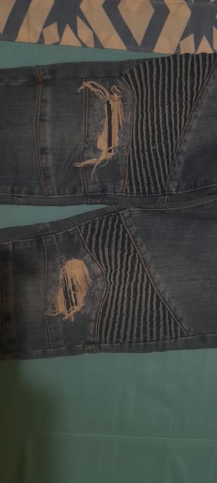 Calcas  skinny jeans com remendos