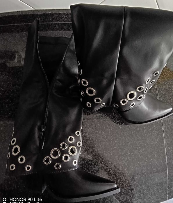 Botas pretas com ilhoses