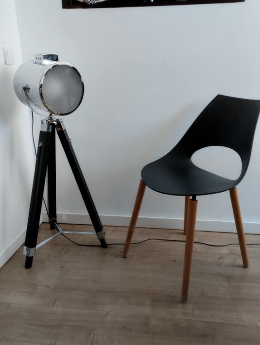 Candeeiro tripé design com holofote