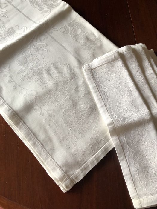 Toalha de mesa branca adamascada