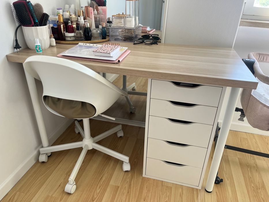 Secretaria e cadeira
