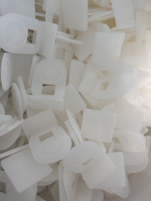 System poziomujacy płytki