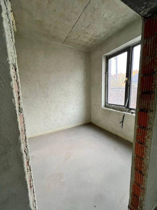 Продаж котеджів з приватним басейном у місті, біля лісу