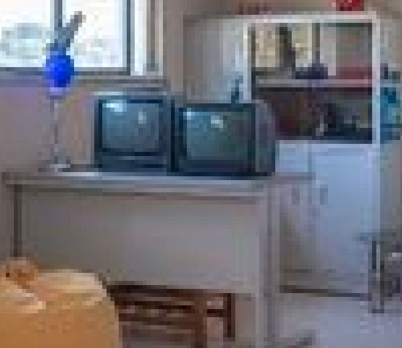 3 pequenas televisoes a funcionar. 2 a cores e uma a preto e branco