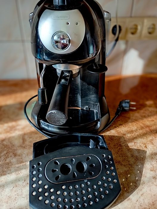 Кавоварка для дому .Delonghi
