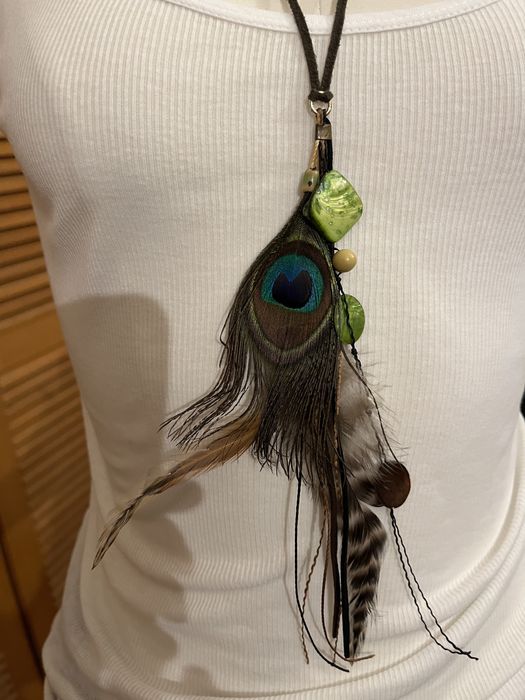 Colar com penas e contas