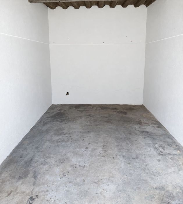 Garagem box para arrendamento - 13,5m2 - Acesso Reservado