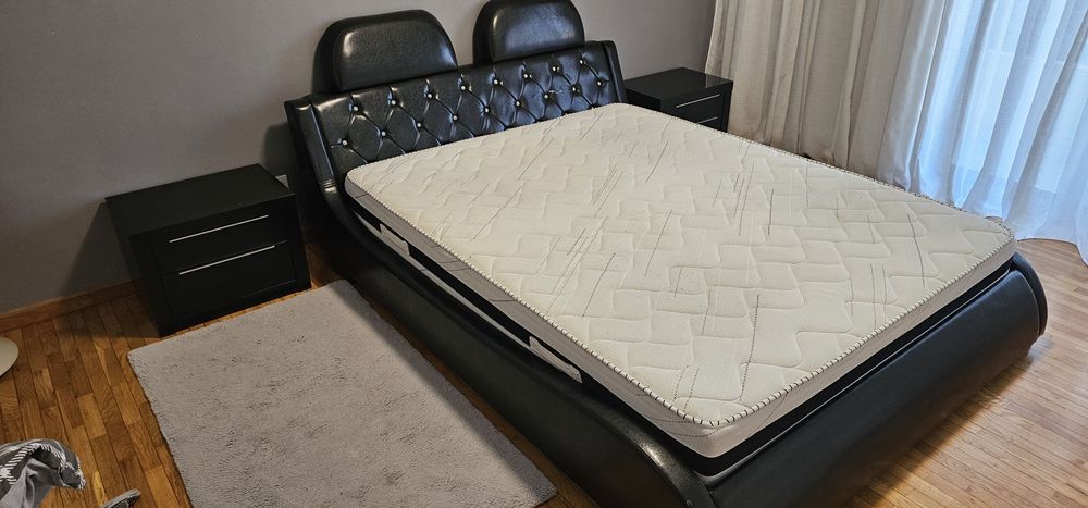 Cama com 2 mesas de cabeceira