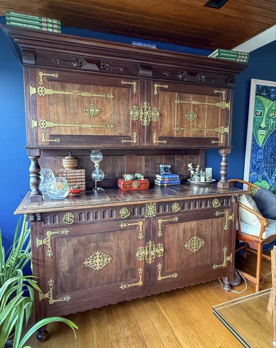 Movel louceiro /aparador antigo feito de madeira maciça e dourados