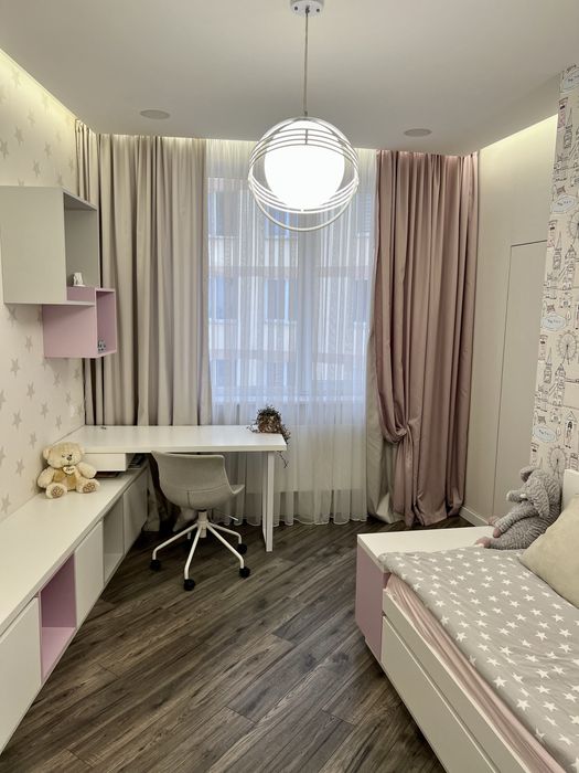 Меблі у дитячу кімнату стіл,ліжко+матр ,навісні меблі