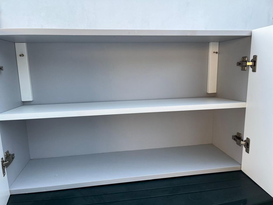 Móvel de casa de banho cinzento, com duas portas