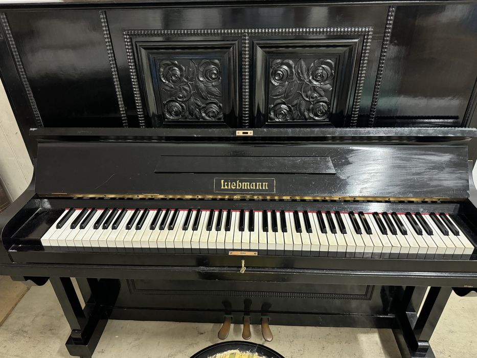 Piano LIEBMANN , com armação em ferro