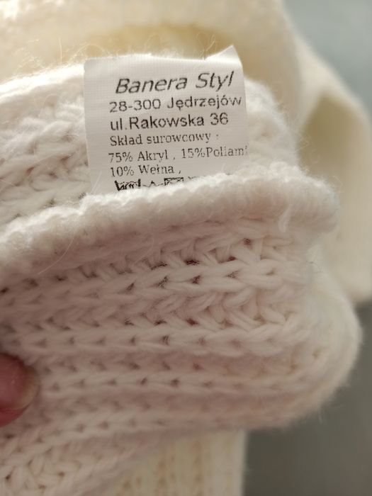 Golf damski w kolorze ecru.