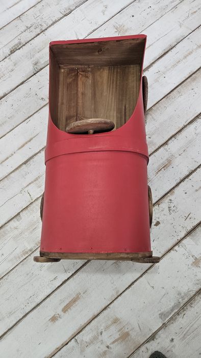 Carro vermelho em madeira