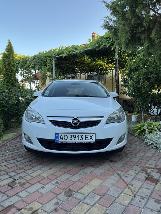 Продам Opel Astra Sports Tourer 2011