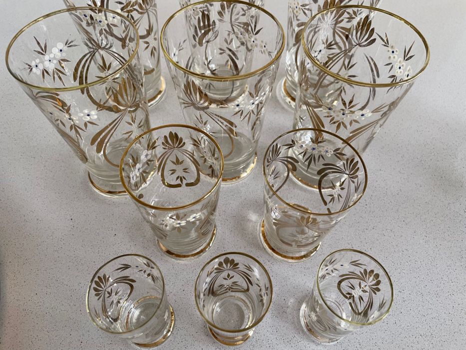 Jarra e conjunto de copos antigos