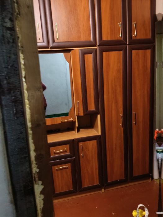 Стінка з дзеркалом . Шафи з антрисолями