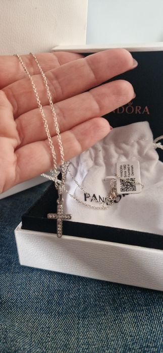Colar Pandora , com pingente em forma de cruz