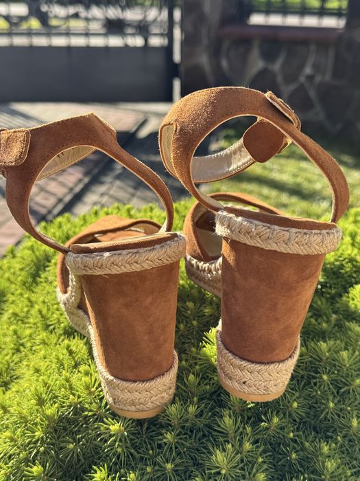 Босоніжки жіночі з натурального замшу Stuart Weitzman