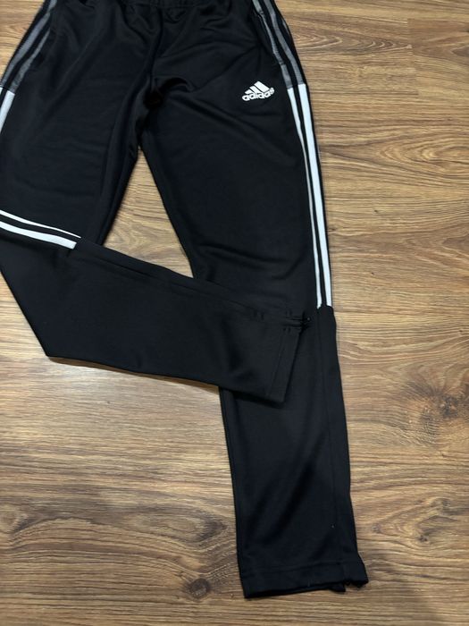 Czarne spodnie dresowe Adidas Tiro 18, uzywane jak nowe, rozmiar M